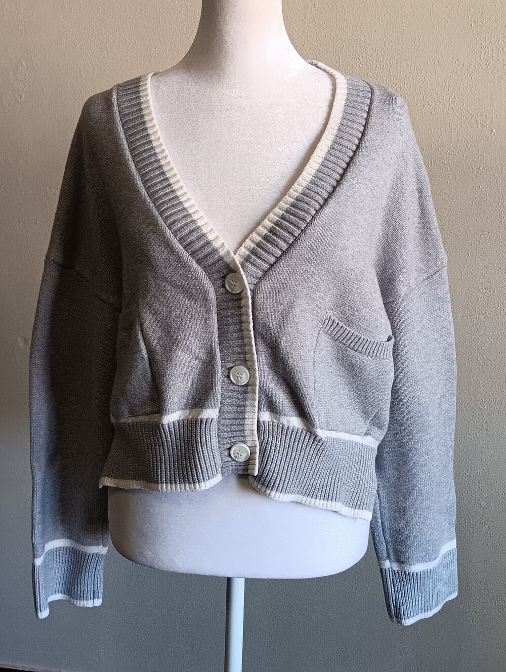 Preppy Fall Cropped V-Neck Gray White Cardigan Sweater & Pockets Sz. Small
